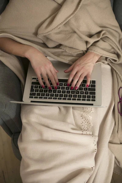 Piękna Kobieta Średnim Wieku Obok Kominka Relaksuje Salonie Działa Laptopie — Zdjęcie stockowe