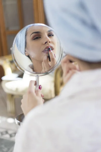 Schöne Frau Die Roten Lippenstift Aufträgt Frau Bereitet Sich Auf — Stockfoto