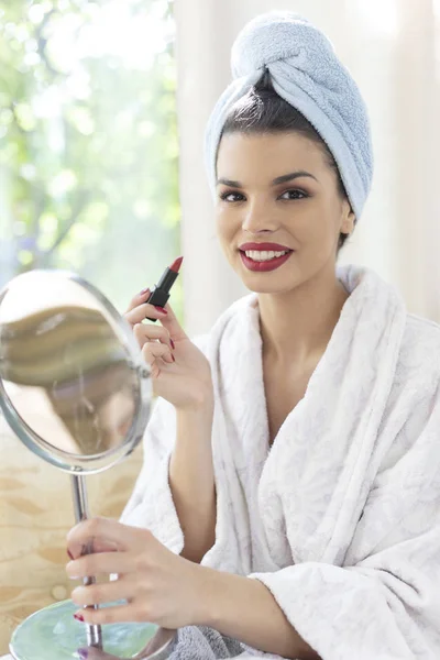 Bella Donna Che Applica Rossetto Rosso Donna Che Prepara Uscita — Foto Stock