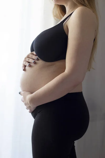 Portret Van Jonge Zwangere Aantrekkelijke Vrouw Staande Door Het Raam — Stockfoto