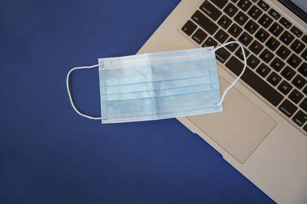 Medizinische Atemmaske Auf Laptop Für Online Arbeit Von Hause Aus — Stockfoto