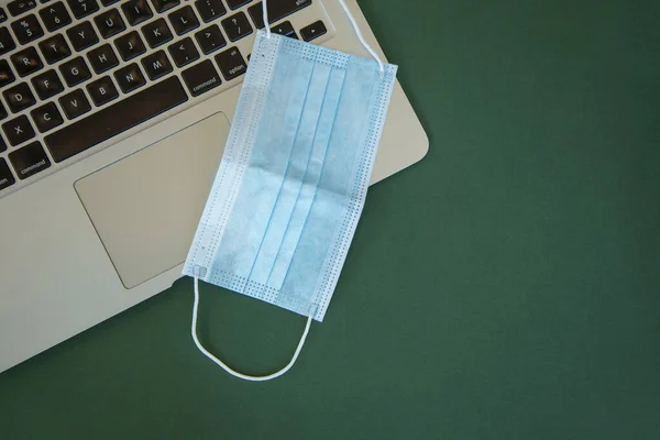 Topeng Pernapasan Medis Pada Laptop Untuk Pekerjaan Online Dari Rumah — Stok Foto