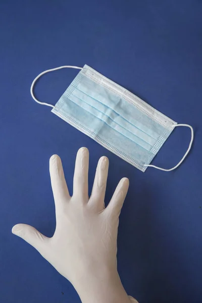 Ręka Rękawicy Ochronnej Trzyma Maskę Chirurgiczną Ochrona Spowodowana Koronawirusem — Zdjęcie stockowe