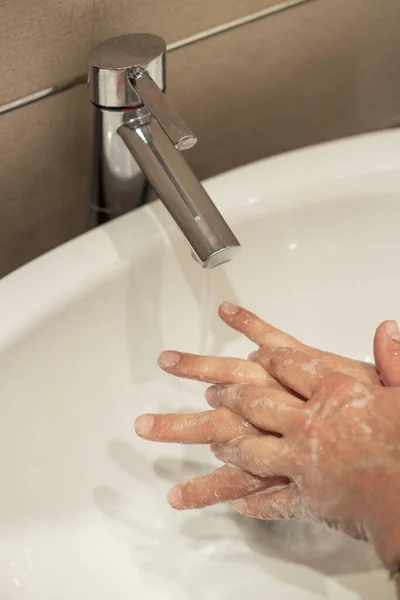 Frau Wäscht Ihre Hände Tief Unter Einem Wasserhahn Mit Fließendem — Stockfoto