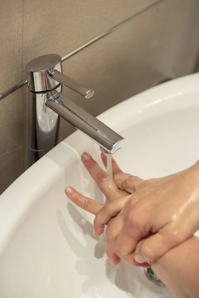 Frau Wäscht Ihre Hände Tief Unter Einem Wasserhahn Mit Fließendem — Stockfoto