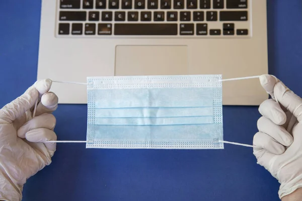 Équipement Pour Protéger Covid Avant Travailler Dans Bureau Avec Ordinateur Images De Stock Libres De Droits