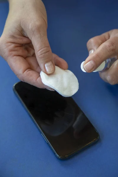 Smartphone Von Keimen Oder Viren Befreien Coronavirus Schutz Stockbild