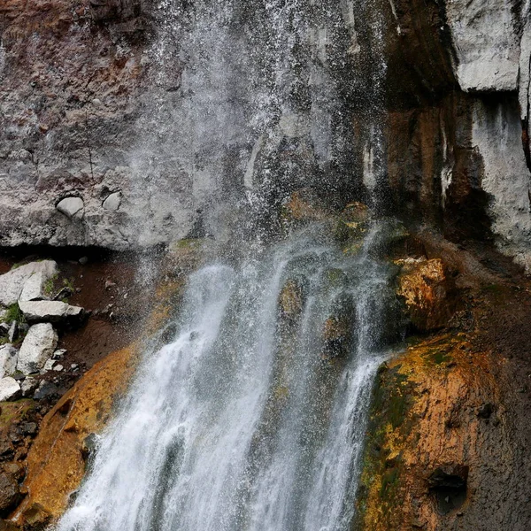 Queda de água na rocha laranja — Fotografia de Stock
