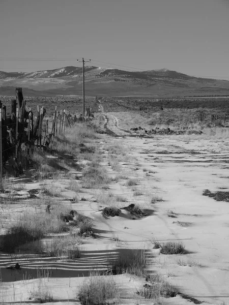 Camino a través del desierto a las colinas —  Fotos de Stock