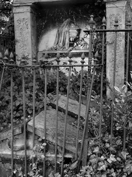 Σπασμένα παλιός τάφος — Φωτογραφία Αρχείου
