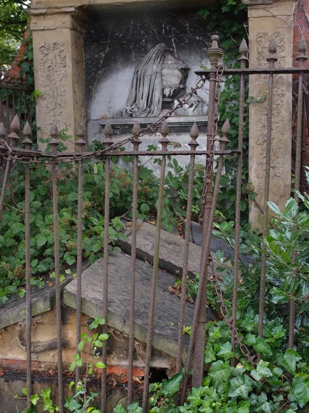 깨진된 오래 된 무덤 — 스톡 사진