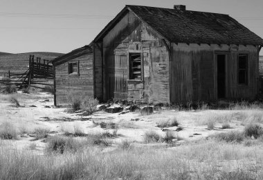 Kışın terk edilmiş Homestead