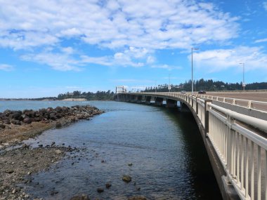 Sahil yolu boyunca uzanan Alsea Bay Köprüsü, güneşli bir ilkbahar gününde Waldport ve Bayshore 'u birbirine bağlar..