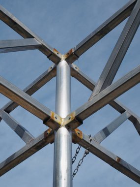 Endüstriyel bir çatı için çelik çerçeve gökyüzünü çaprazlıyor.