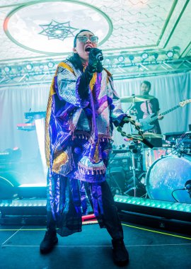 Indianapolis, Indiana / ABD - 9 Haziran 2018 Cumartesi: Baş şarkıcı Yukimi Nagano grubu Little Dragon ile Indianapolis şehir merkezindeki The Old National Centre 'da konser verdi.