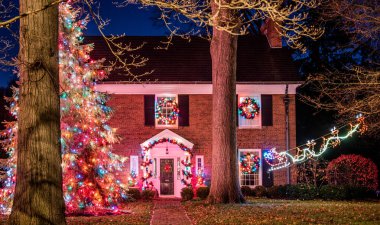 Indianapolis, Indiana / ABD - 4 Ocak 2017: Tatil sezonundan sonra bir koloni evi Noel ışıklarıyla aydınlatıldı.