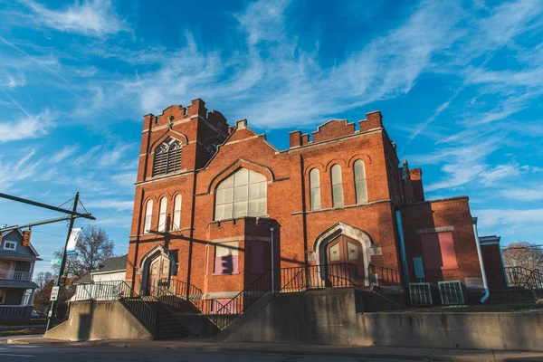 Indianapolis, Indiana / ABD - 22 Kasım 2019: New Liberty Misyoner Baptist Kilisesi öğleden sonra güneşiyle aydınlatıldı.