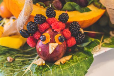 Tatlı bayram meyveli hindi süslemesi.