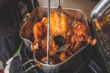 Kızartma makinesinden yeni çıkmış bir hindi.