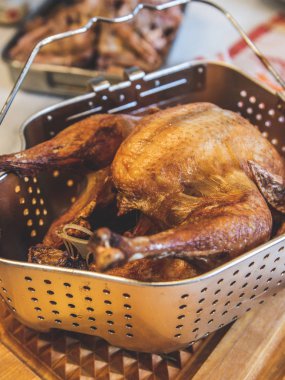 Kızartma makinesinden yeni çıkmış bir hindi.