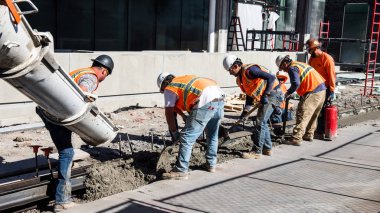 Denver, Colorado / ABD - 8 Ekim 2019: İnşaat işçileri Denver, Colorado şehir merkezine çimento döktü.