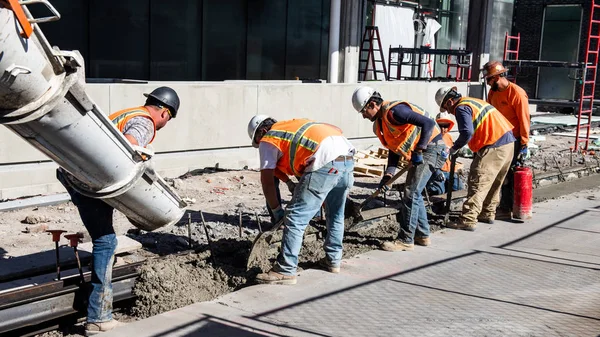 Denver, Colorado / ABD - 8 Ekim 2019: İnşaat işçileri Denver, Colorado şehir merkezine çimento döktü.