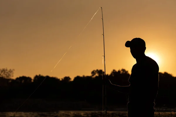 Bir balıkçı Indianapolis 'teki Ak Nehir' de balık avladığı yerde duruyor.