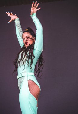 Chicago, Illinois / ABD - 4 Ağustos 2019 Pazar günü İspanyol flamenko yıldızı Rosalia, Grant Park, Chicago 'daki Lollapalooza müzik festivalinde sahne aldı..