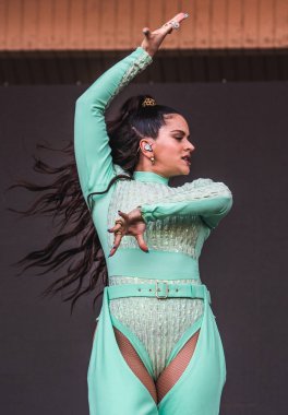 Chicago, Illinois / ABD - 4 Ağustos 2019 Pazar günü İspanyol flamenko yıldızı Rosalia, Grant Park, Chicago 'daki Lollapalooza müzik festivalinde sahne aldı..