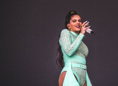 Chicago, Illinois / ABD - 4 Ağustos 2019 Pazar günü İspanyol flamenko yıldızı Rosalia, Grant Park, Chicago 'daki Lollapalooza müzik festivalinde sahne aldı..