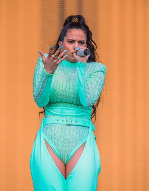 Chicago, Illinois / ABD - 4 Ağustos 2019 Pazar günü İspanyol flamenko yıldızı Rosalia, Grant Park, Chicago 'daki Lollapalooza müzik festivalinde sahne aldı..