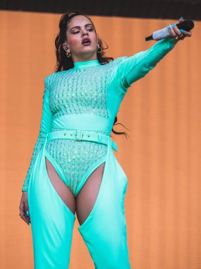 Chicago, Illinois / ABD - 4 Ağustos 2019 Pazar günü İspanyol flamenko yıldızı Rosalia, Grant Park, Chicago 'daki Lollapalooza müzik festivalinde sahne aldı..