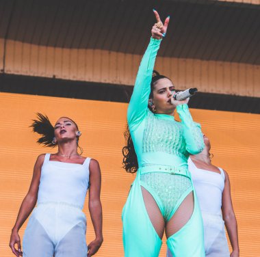 Chicago, Illinois / ABD - 4 Ağustos 2019 Pazar günü İspanyol flamenko yıldızı Rosalia, Grant Park, Chicago 'daki Lollapalooza müzik festivalinde sahne aldı..
