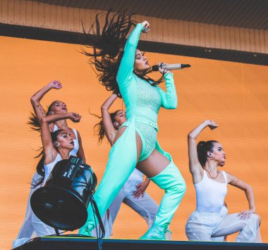 Chicago, Illinois / ABD - 4 Ağustos 2019 Pazar günü İspanyol flamenko yıldızı Rosalia, Grant Park, Chicago 'daki Lollapalooza müzik festivalinde sahne aldı..