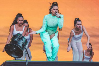 Chicago, Illinois / ABD - 4 Ağustos 2019 Pazar günü İspanyol flamenko yıldızı Rosalia, Grant Park, Chicago 'daki Lollapalooza müzik festivalinde sahne aldı..