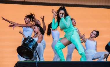 Chicago, Illinois / ABD - 4 Ağustos 2019 Pazar günü İspanyol flamenko yıldızı Rosalia, Grant Park, Chicago 'daki Lollapalooza müzik festivalinde sahne aldı..