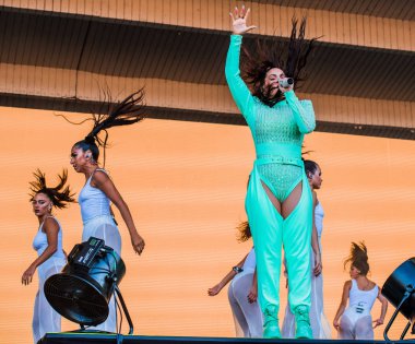 Chicago, Illinois / ABD - 4 Ağustos 2019 Pazar günü İspanyol flamenko yıldızı Rosalia, Grant Park, Chicago 'daki Lollapalooza müzik festivalinde sahne aldı..