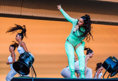 Chicago, Illinois / ABD - 4 Ağustos 2019 Pazar günü İspanyol flamenko yıldızı Rosalia, Grant Park, Chicago 'daki Lollapalooza müzik festivalinde sahne aldı..