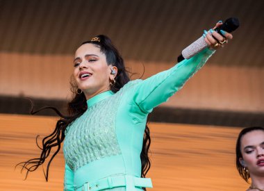 Chicago, Illinois / ABD - 4 Ağustos 2019 Pazar günü İspanyol flamenko yıldızı Rosalia, Grant Park, Chicago 'daki Lollapalooza müzik festivalinde sahne aldı..