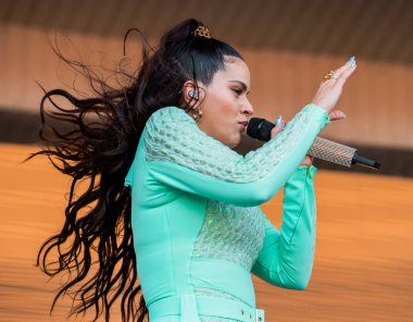 Chicago, Illinois / ABD - 4 Ağustos 2019 Pazar günü İspanyol flamenko yıldızı Rosalia, Grant Park, Chicago 'daki Lollapalooza müzik festivalinde sahne aldı..