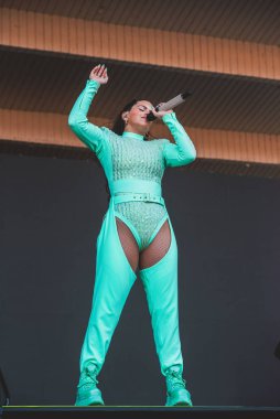 Chicago, Illinois / ABD - 4 Ağustos 2019 Pazar günü İspanyol flamenko yıldızı Rosalia, Grant Park, Chicago 'daki Lollapalooza müzik festivalinde sahne aldı..