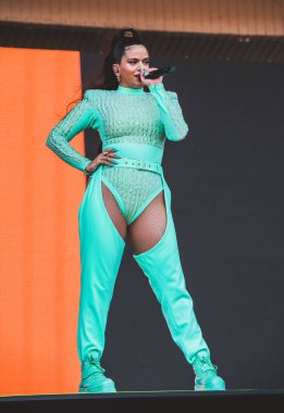 Chicago, Illinois / ABD - 4 Ağustos 2019 Pazar günü İspanyol flamenko yıldızı Rosalia, Grant Park, Chicago 'daki Lollapalooza müzik festivalinde sahne aldı..