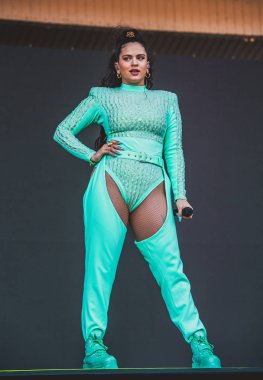 Chicago, Illinois / ABD - 4 Ağustos 2019 Pazar günü İspanyol flamenko yıldızı Rosalia, Grant Park, Chicago 'daki Lollapalooza müzik festivalinde sahne aldı..
