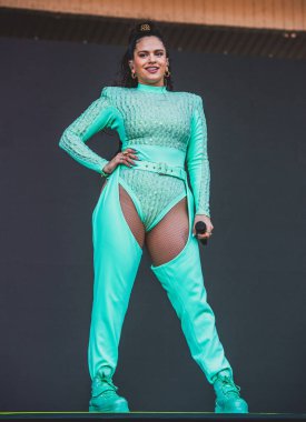 Chicago, Illinois / ABD - 4 Ağustos 2019 Pazar günü İspanyol flamenko yıldızı Rosalia, Grant Park, Chicago 'daki Lollapalooza müzik festivalinde sahne aldı..
