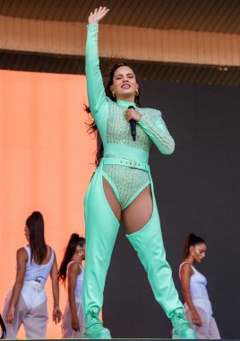 Chicago, Illinois / ABD - 4 Ağustos 2019 Pazar günü İspanyol flamenko yıldızı Rosalia, Grant Park, Chicago 'daki Lollapalooza müzik festivalinde sahne aldı..