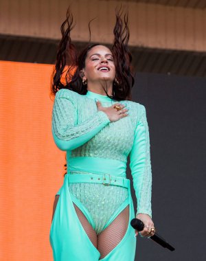 Chicago, Illinois / ABD - 4 Ağustos 2019 Pazar günü İspanyol flamenko yıldızı Rosalia, Grant Park, Chicago 'daki Lollapalooza müzik festivalinde sahne aldı..