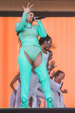 Chicago, Illinois / ABD - 4 Ağustos 2019 Pazar günü İspanyol flamenko yıldızı Rosalia, Grant Park, Chicago 'daki Lollapalooza müzik festivalinde sahne aldı..