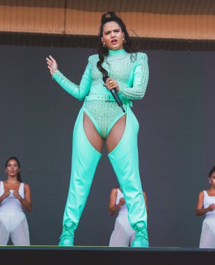 Chicago, Illinois / ABD - 4 Ağustos 2019 Pazar günü İspanyol flamenko yıldızı Rosalia, Grant Park, Chicago 'daki Lollapalooza müzik festivalinde sahne aldı..