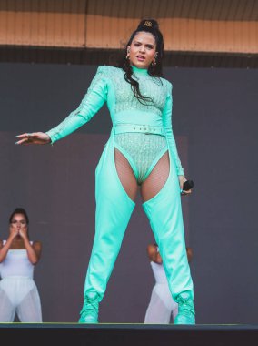 Chicago, Illinois / ABD - 4 Ağustos 2019 Pazar günü İspanyol flamenko yıldızı Rosalia, Grant Park, Chicago 'daki Lollapalooza müzik festivalinde sahne aldı..