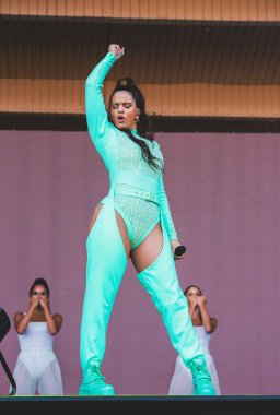 Chicago, Illinois / ABD - 4 Ağustos 2019 Pazar günü İspanyol flamenko yıldızı Rosalia, Grant Park, Chicago 'daki Lollapalooza müzik festivalinde sahne aldı..